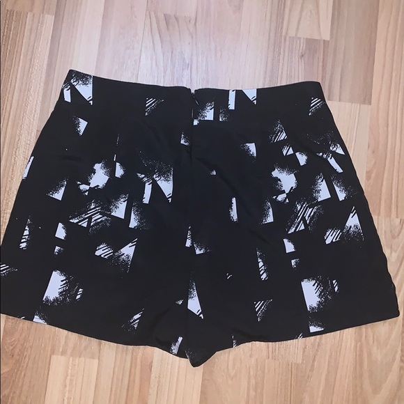 Black pattern shorts - Picture 4 of 9